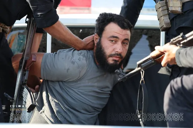 عنصر من «داعش» تم القبض عليه في محافظة حلب خلال عملية امنية الثلاثاء (الداخلية السورية)