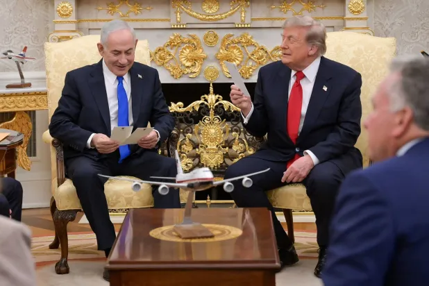 الرئيس الأميركي دونالد ترمب ورئيس الوزراء الإسرائيلي بنيامين نتنياهو خلال لقائهما في المكتب البيضاوي بالبيت الأبيض، الثلاثاء (أ.ف.ب)