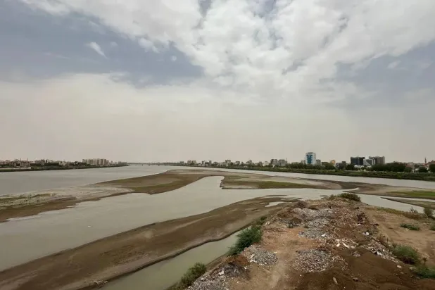 A visible drop in water levels exposed sandbanks in the middle of the Nile in Khartoum (Asharq Al-Awsat)