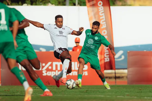 أبو الشامات ينافس لاعب فولهام على الكرة (موقع النادي الأهلي)