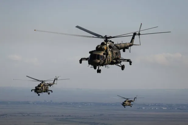 Rus helikopterleri savaş düzeninde uçuyor (AP)