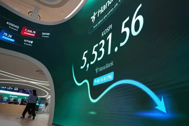 متعاملون يتابعون شاشات مؤشر «كوسبي» في قاعة التداول التابعة لبنك هانا في سيول وسط تراجع حاد للأسهم الكورية (أ.ب)