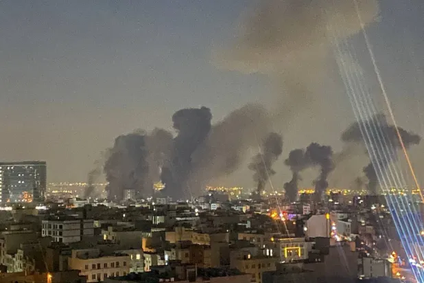 صورة تُظهِر الضربات على منطقة باستور التي تضم مقر المرشد وديوان الرئاسة ومجلس الأمن القومي فجر الجمعة 6 مارس (شبكات التواصل)