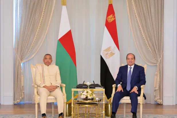 الرئيس المصري يستقبل رئيس مدغشقر في العلمين الأربعاء (الرئاسة المصرية)