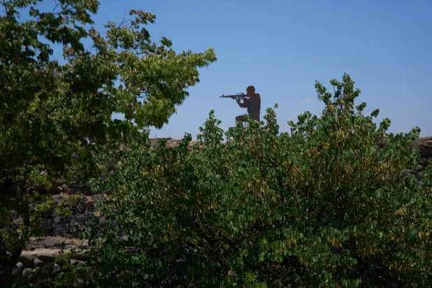 İsrail’in işgal ettiği Golan Tepeleri’ndeki Tel el-Garam Dağı’nda bir gözetleme noktasında bulunan, silahlı bir adam şeklindeki metal heykel, 21 Temmuz 2026 (AP)