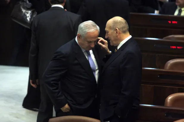 Eski İsrail Başbakanı Ehud Olmert (sağda) ile mevcut Başbakan Binyamin Netanyahu, 2009 yılında Knesset’te (Getty Images)