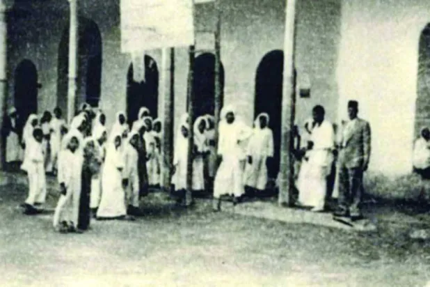 بواكير التعليم في البلاد: طلاب في المدرسة المباركية في الكويت