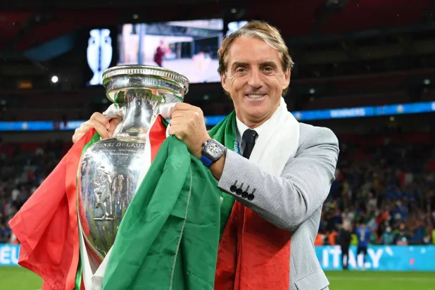 قاد مانشيني إيطاليا للفوز بكأس الأمم الأوروبية لكن فترة تدريبه شهدت جزءاً من تدهور الكرة الإيطالية (أ.ف.ب)