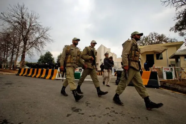 Pakistan'ın İslamabad kentindeki Yüksek Mahkeme binasının önünden geçen paramiliter birliklere ait askerler (Arşiv- Reuters)