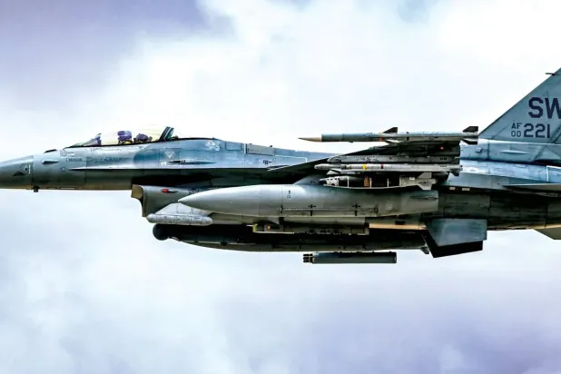 ABD'ye ait bir F-16 savaş uçağı Ortadoğu üzerinde uçuyor, (CENTCOM)