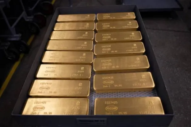 سبائك من الذهب داخل إحدى ورش الإنتاج في مصنع «كراستسفيتميت» للمعادن النفيسة بمدينة كراسنويارسك في سيبيريا (رويترز)