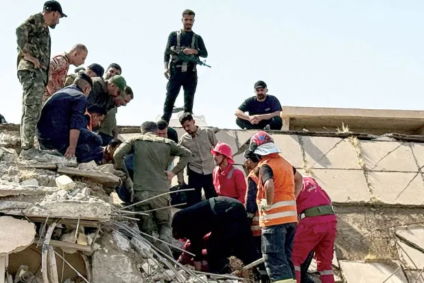 عناصر من الأمن والدفاع المدني يعملون في موقع غارة شمال مدينة المقدادية بمحافظة ديالى العراقية يوم 29 يوليو 2026 (أ.ف.ب)