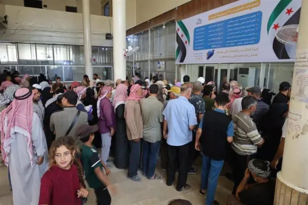 ازدحام في الحسكة مع اقتراب انتهاء مهلة استبدال الليرة السورية القديمة (تلفزيون روناهي)
