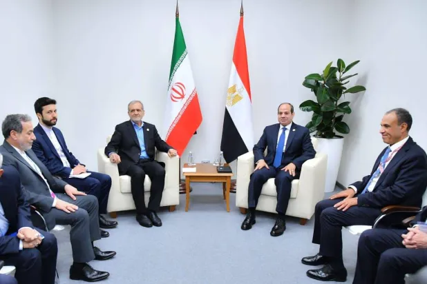 الرئيس المصري عبد الفتاح السيسي يلتقي الرئيس الإيراني مسعود بزشكيان على هامش قمة تجمع «بريكس» بمدينة قازان الروسية في أكتوبر 2024 (الرئاسة المصرية)