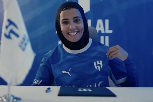 تهاني الزهراني بعد توقيع العقد مع الهلال (موقع النادي)