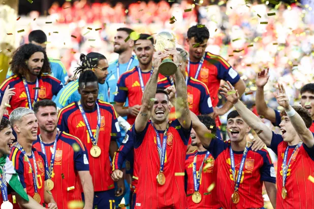 أصبح فابيان رويز (حامل الكأس) ثالث لاعب على التوالي من سان جيرمان يتوج بكأس العالم (أ.ف.ب)