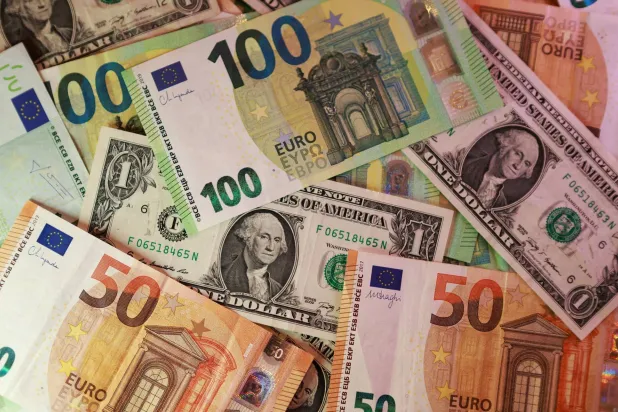 أوراق نقدية من الدولار الأميركي واليورو (رويترز)
