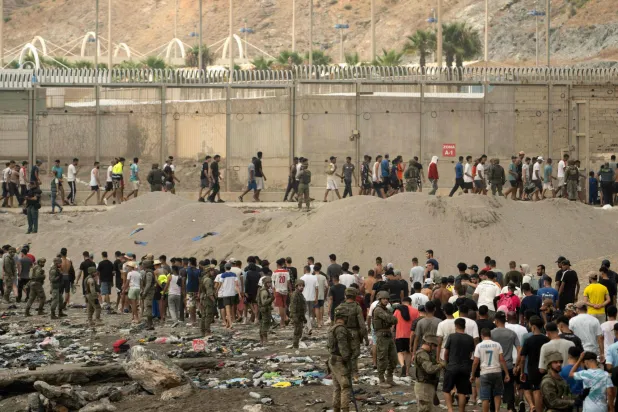 عناصر الشرطة الإسبانية في جيب سبتة تنظِّم عودة مئات المهاجرين إلى المغرب (أ.ف.ب)
