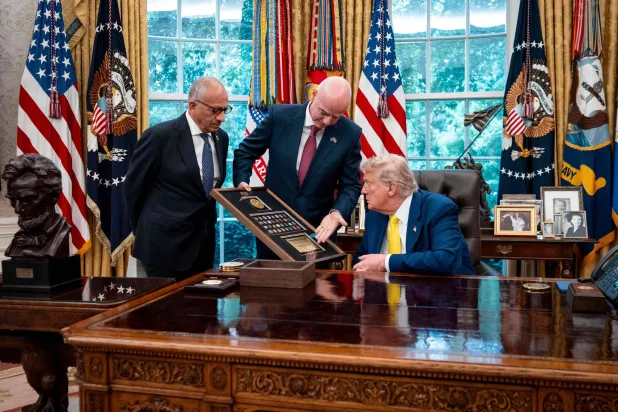 الرئيس الأميركي دونالد ترمب مع جياني إنفانتينو رئيس «فيفا» في المكتب البيضاوي (أ.ف.ب)