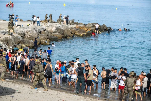 عناصر من الشرطة الإسبانية يوقفون مهاجرين حاولوا العبور من المغرب إلى سبتة (د.ب.أ)