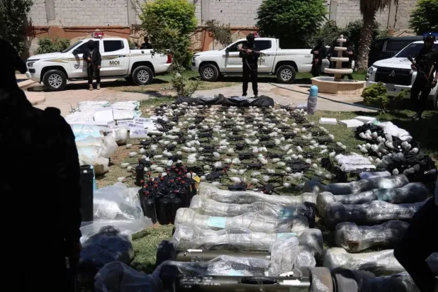 Suriye güvenlik güçleri, Irak’tan Baniyas Limanı’na doğru seyreden bir petrol tankerinde silahlar, füzeler, insansız hava araçları ve çeşitli mühimmat ele geçirdi. (Suriye İçişleri Bakanlığı)