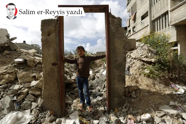 Gazze Şeridi’nin kuzeyinde, eskiden Banksy’nin bir duvar resminin bulunduğu evin yanında duran bir Filistinli çocuk, 2015 (Mohammed Abed / AFP)
