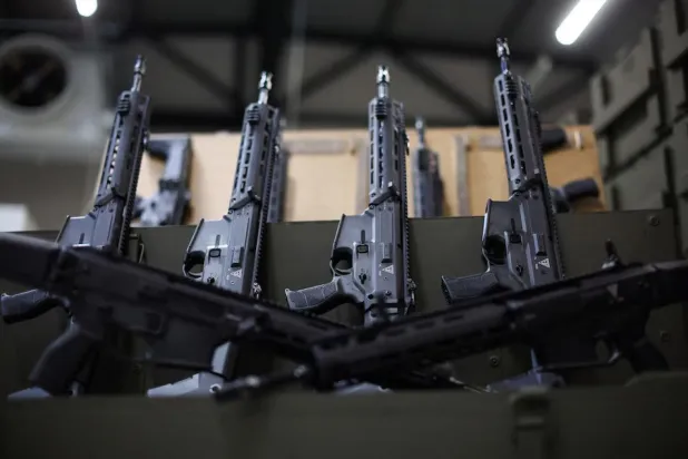 Ukrayna yönetimi, savaşta kullanılan silahların karaborsa üzerinden satıldığına dair iddiaları yalanladı (Reuters)
