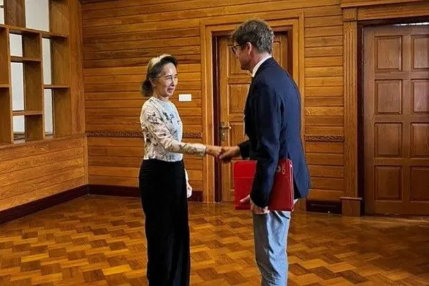 Su Çi, ülkede demokrasi mücadelesi yürüttüğü yıllarda uzun süre hapis ve ev hapsinde kalmış, 1991'de Nobel Barış Ödülü'ne layık görülmüştü (Reuters)
