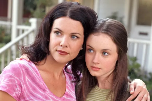 Gilmore Girls, küçük bir kasabada yaşayan anne-kız Lorelai ve Rory'nin hayatını, aile bağlarını ve arkadaşlıklarını anlatıyordu (The WB / The CW)