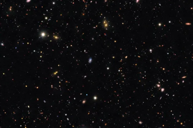 Bu görüntü, 21 Mart 2026'da Einstein Sondası tarafından tespit edilen SN 2026gzf süpernovasının kaynak yıldızının çevresindeki alanı gösteriyor. Süpernova kaynak yıldızı, görüntünün merkezinde yer alan galaksi içinde parlak mavi bir nokta olarak görülüyor (CTIO/NOIRLab/DOE/NSF/AURA Görüntüsü)