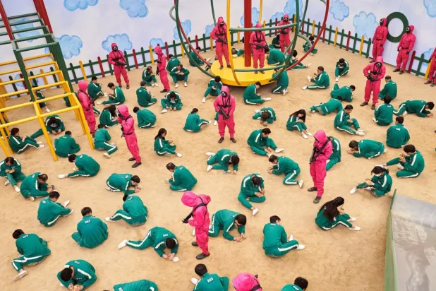 Squid Game, borç batağındaki 456 kişinin, devasa bir para ödülü için hayatlarını riske atarak geleneksel çocuk oyunlarının ölümcül versiyonlarında yarışmasını anlatıyordu (Netflix)