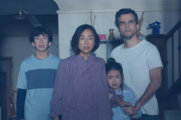 Son Ev'de Ann ve Jason karakterlerine hayat veren Greta Lee ve Wagner Moura'ya, çocukları Ruth ve Graham rollerinde Riley Chung ve Noah Alexander Sosnowski eşlik ediyor (Netflix)