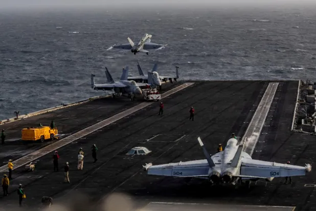 Trump, USS Abraham Lincoln'ın 9 aylık görev süresinin "yeterince uzun bile olmadığını" söylemişti (Reuters)