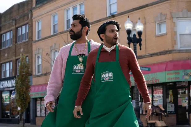 Deli Boys, şımarık iki kardeşin, market zinciri sahibi babalarının ani ölümüyle her şeylerini kaybetmelerini ve babalarının gizli suç dünyasıyla yüzleşerek yeraltı imparatorluğunu devralma çabalarını anlatıyor (Hulu)