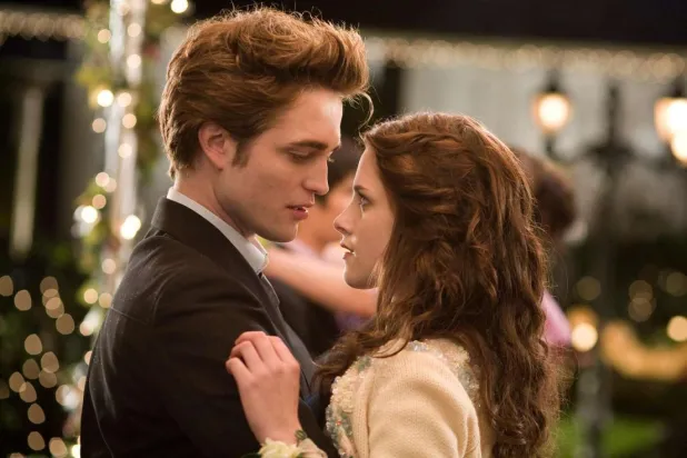 Alacakaranlık, 17'sindeki Bella Swan'ın Forks kasabasına babasının yanına taşınmasını ve orada 108 yaşındaki vampir Edward'la yaşadığı tehlikeli ve tutkulu aşkı anlatıyor (Summit Entertainment)