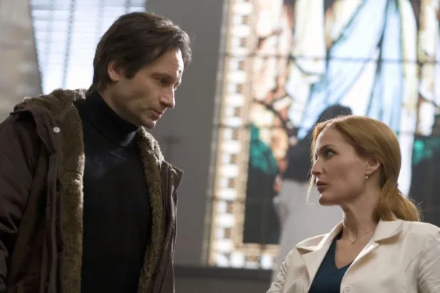 Paranormal olaylarla ilgili çözülmemiş vakaları araştıran FBI ajanları Mulder ve Scully'nin hikayesini işleyen The X-Files'ta başrolleri Gillian Anderson (sağda) ve David Duchovny (solda) paylaşıyordu (Fox)