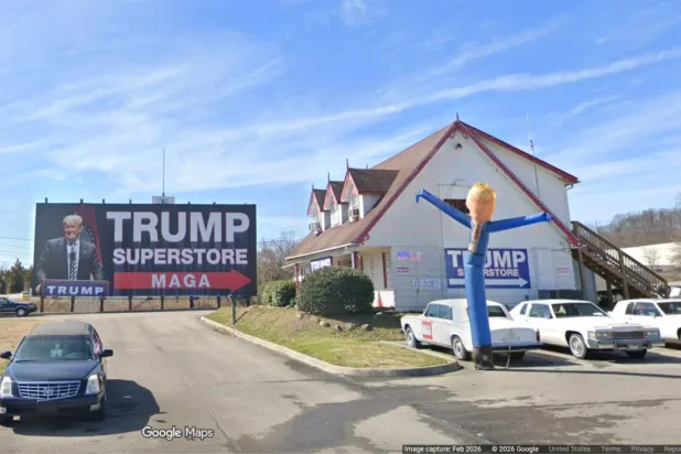 Tennessee'nin Knoxville kenti yakınlarındaki Interstate 40 otoyolu üzerindeki Donald Trump süpermarketi. Mağaza sahibi William Hays, mağazanın müşteri azlığı nedeniyle kapandığını söyledi (Google Haritalar)