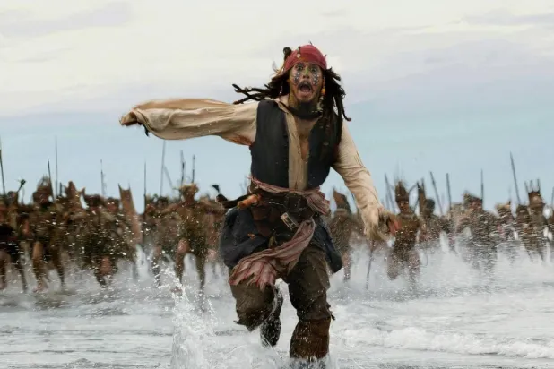 Gore Verbinski imzalı Karayip Korsanları: Ölü Adamın Sandığı (Pirates of the Caribbean: Dead Man's Chest), Kaptan Jack Sparrow'un hayalet gemi Uçan Hollandalı'nın ürkütücü kaptanı Davy Jones'a olan eski bir kan borcunu ödemekten kaçmasını anlatıyor (Buena Vista Pictures Distribution)