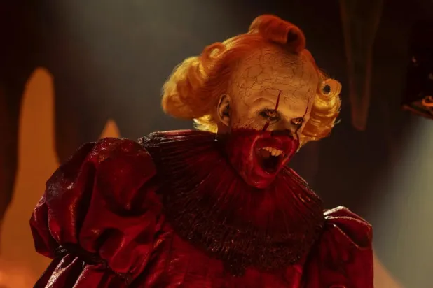 Derry kasabasının karanlık geçmişini ve Pennywise'ın kökenlerini anlatan It: Welcome to Derry'de 36 yaşındaki İsveçli aktör Bill Skarsgård, ikonik palyaçoyu yeniden canlandırıyor (HBO)