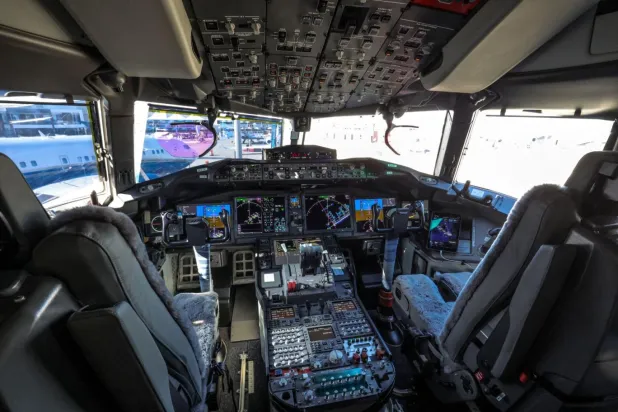 Boeing 777-9 yolcu uçağının pilot kokpitinin ve uçuş güvertesinin iç görünümü (AFP)