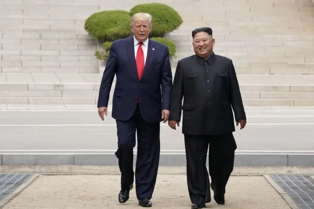 Trump, Kuzey Kore ve Güney Kore arasındaki fiili sınır olan Silahsızlandırılmış Bölge'de (DMZ) Kim'le buluşup Pyongyang'a giderek Kuzey Kore toprağına adım atan ilk ABD lideri olmuştu (Reuters)