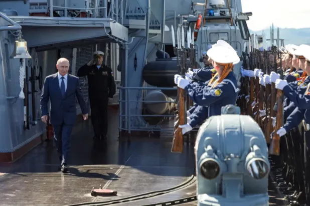 Putin'in ziyaret ettiği Rusya'ya bağlı Kuril Adaları, Büyük Okyanus'la Ohotsk Denizi'ni birbirinden ayıran 56 adadan oluşuyor (Reuters)