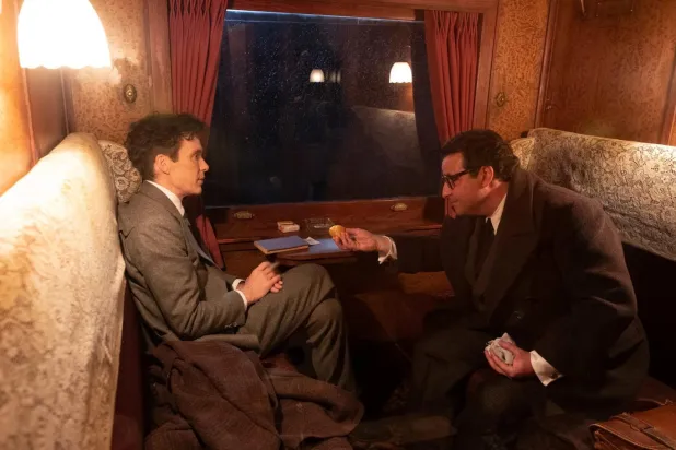 David Krumholtz (sağda), Christopher Nolan'ın 2023 yapımı filmi Oppenheimer'da, Cillian Murphy'nin (solda) canlandırdığı J. Robert Oppenheimer'ın sadık dostlarından, Nobel ödüllü Amerikalı fizikçi Isidor Isaac Rabi rolündeydi (Universal Pictures)