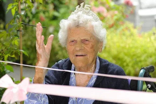 Caterham, Surrey County'deki Hallmark Lakeview Bakımevi'nde yaşıyor (Hallmark Luxury Care Homes/AFP)
