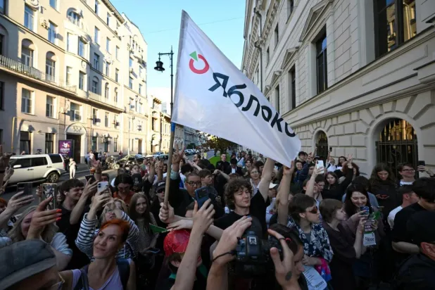 Partinin seçimlerde liste dışında bırakılmasına karar verilen duruşmada Yabloko destekçileri mahkeme önünde protesto düzenlemişti (AFP)