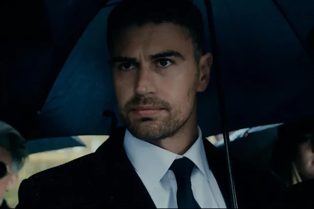 Guy Ritchie imzalı The Gentlemen'da Theo James, aristokrat bir aileden gelen eski asker Edward Horniman karakterini canlandırıyor (Netflix)
