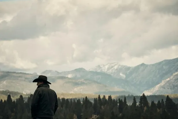2024'te final yapan Yellowstone'da Kevin Costner, ABD'nin en büyük sığır çiftliğini elinde tutan güçlü aile reisi John Dutton III karakterini canlandırmıştı (Paramount Network)