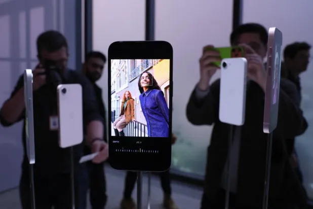 iPhone 17e, 4 Mart 2026'da Apple Store'da düzenlenen "Özel Apple Deneyimi" lansman etkinliğinde sergileniyor (AFP)