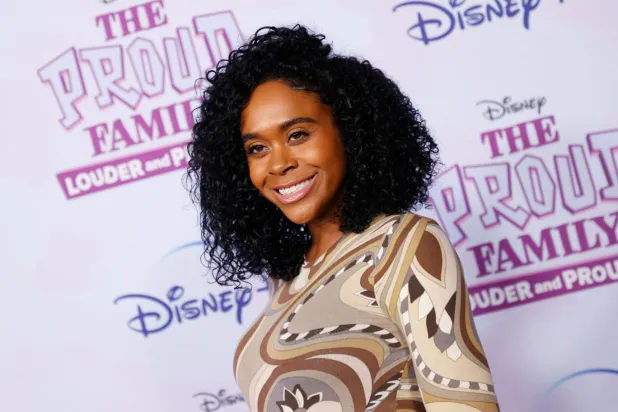 The Amanda Show ve The Proud Family dizilerinde çocuk oyuncu olarak yer alan Raquel Lee Bolleau, Disney'ye dava açarak şirketin 2001'de The Poof Point'in yapımı sırasında orta yaşlı bir erkek çalışanın kendisine cinsel amaçlı dokunduğunun, güvenini kazanarak onu istismara hazırladığının ve tecavüz ettiğinin farkında olduğunu iddia ediyor (AFP)