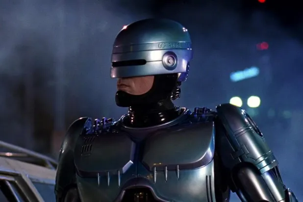 RoboCop rolündeki Peter Weller'ın yaklaşık 36 kilogram ağırlığındaki ikonik zırhı ilk kez giymesi 11 saat sürmüştü (Metro-Goldwyn-Mayer, Orion Pictures)